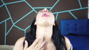 me trago unas frutas como si fuera una gran verga y para entrenar mi garganta